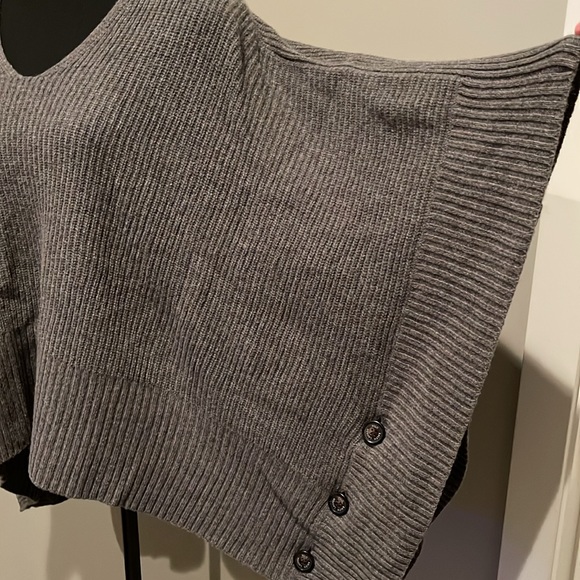 POLO Ralph Lauren Grey Poncho. Italian Merino and Cashmere. One Size - Picture 3 of 10